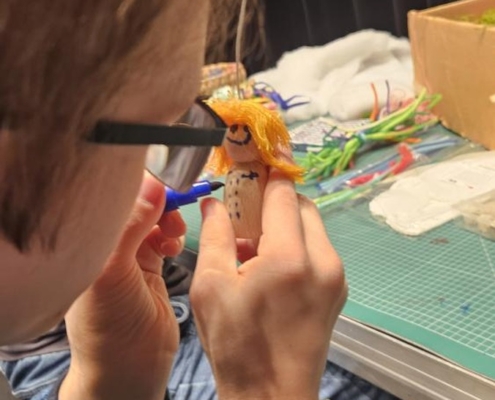 žádné představení, ale všichni si vyrobili krásnou loutku.