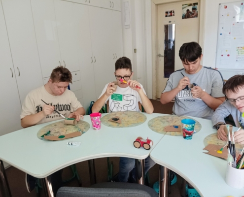 jsme si vyráběli autíčka z rolky z toaletního papíru