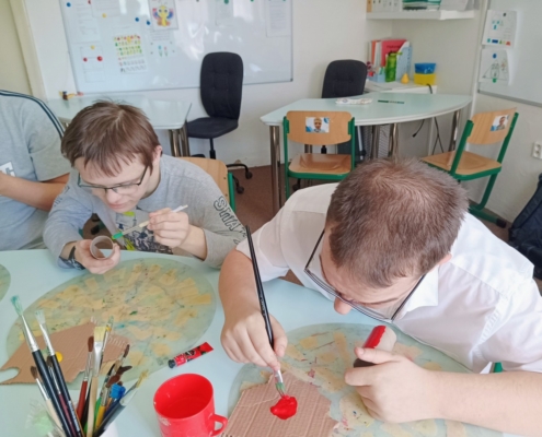 jsme si vyráběli autíčka z rolky z toaletního papíru