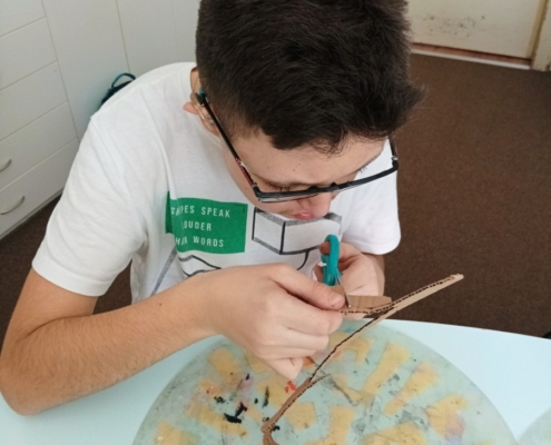 jsme si vyráběli autíčka z rolky z toaletního papíru