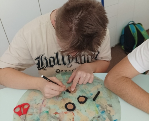 jsme si vyráběli autíčka z rolky z toaletního papíru