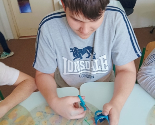 jsme si vyráběli autíčka z rolky z toaletního papíru