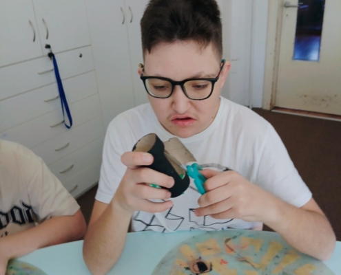 jsme si vyráběli autíčka z rolky z toaletního papíru