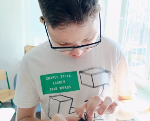 jsme si vyráběli autíčka z rolky z toaletního papíru