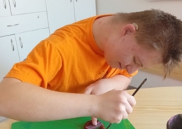 děti v keramickém kroužku dobarvily své výrobky