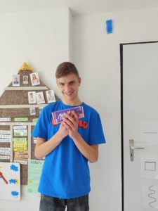 Čenda dnes s námi ve třídě oslavil své včerejší narozeniny