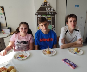 Čenda dnes s námi ve třídě oslavil své včerejší narozeniny