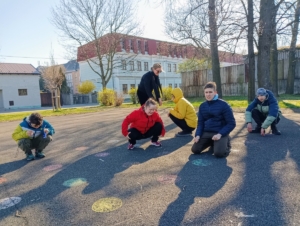 Dnešní tělocvik jsme pojali jako procházku po okolí