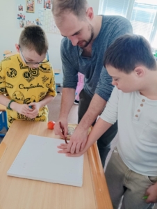 Vkládačky, stavby z lega, z kostek, v malé tělocvičně hry na iPadu ve skupinkách
