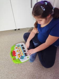 Vkládačky, stavby z lega, z kostek, v malé tělocvičně hry na iPadu ve skupinkách