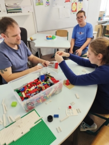 Vkládačky, stavby z lega, z kostek, v malé tělocvičně hry na iPadu ve skupinkách