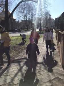 Vydali jsme se sbírat odpadky do nedalekého okolí školy