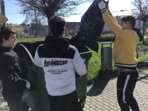 Vydali jsme se sbírat odpadky do nedalekého okolí školy