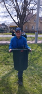 Dnes naši malí zahradníci dočištili trávník od zbytků větví