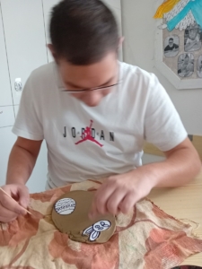děti dobarvily výrobky s velikonočním motivem