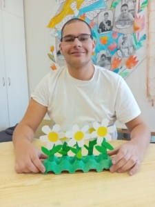 žáčci dokončili kytičky a zasadili je do krajinky