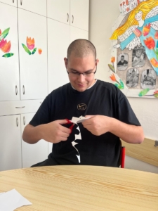žáčci dokončili kytičky a zasadili je do krajinky