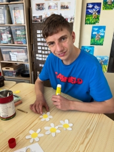 žáčci dokončili kytičky a zasadili je do krajinky