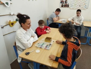 Kreslení na volné téma dětí, navlékání korálků a zpívání