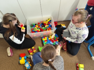 Kreslení na volné téma dětí, navlékání korálků a zpívání