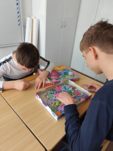 Kreslení na volné téma dětí, navlékání korálků a zpívání