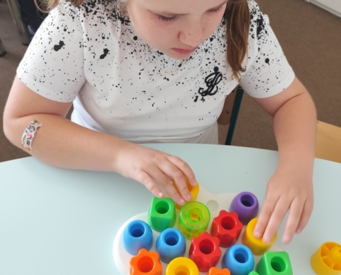 pobyt na školní zahradě, hrátky se zvířátky, puzzle, vybarvování, vkládačky