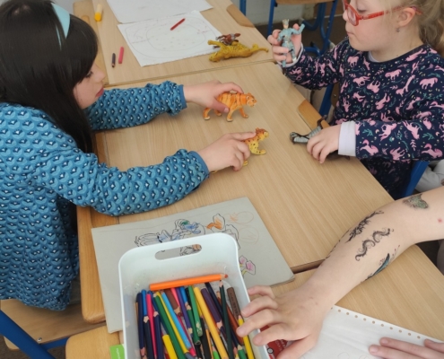 pobyt na školní zahradě, hrátky se zvířátky, puzzle, vybarvování, vkládačky