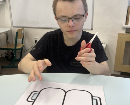 v pracovních činnostech začali vyrábět přání pro maminky