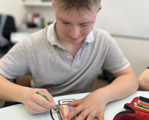 v pracovních činnostech začali vyrábět přání pro maminky
