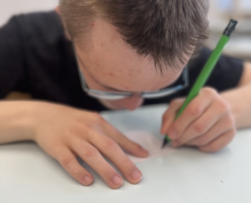 v pracovních činnostech začali vyrábět přání pro maminky