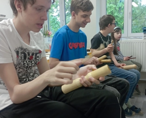 trochu učení, výroba rekvizit, ranní kruh, vycházky