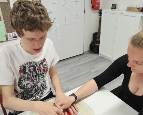trochu učení, výroba rekvizit, ranní kruh, vycházky