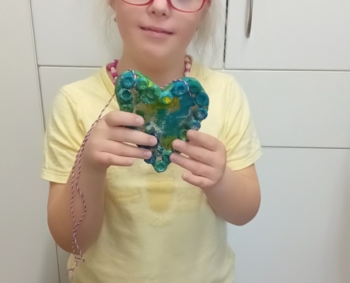 v keramickém kroužku vybarvily vyrobená srdíčka ke Dni maminek