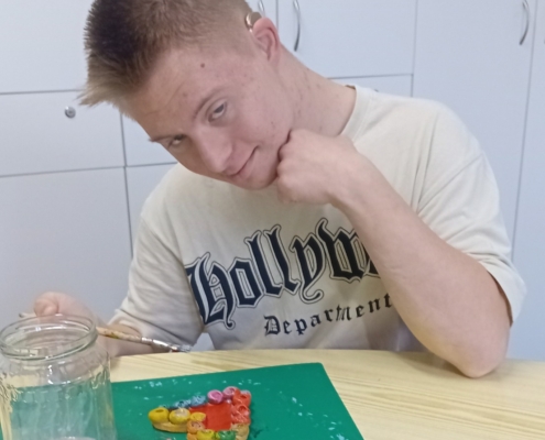 v keramickém kroužku vybarvily vyrobená srdíčka ke Dni maminek