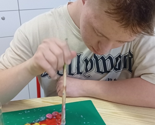 v keramickém kroužku vybarvily vyrobená srdíčka ke Dni maminek