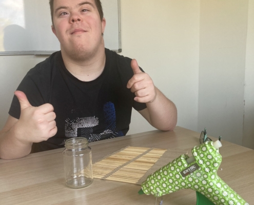 Kluci vyráběli vázičky pro maminky z kartonu a špejlí.