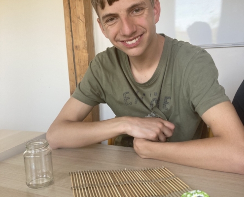 Kluci vyráběli vázičky pro maminky z kartonu a špejlí.