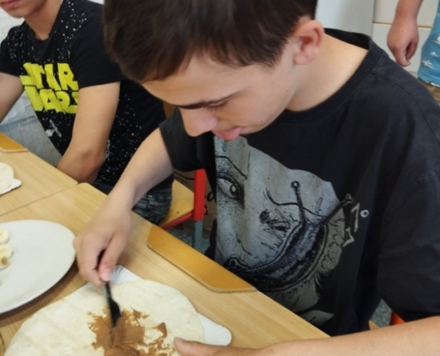 Včera jsme ve třídě F vařili. Žáci si připravili sladkou svačinu