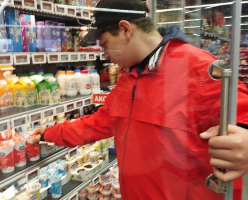 Včera jsme ve třídě F vařili. Žáci si připravili sladkou svačinu