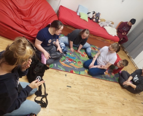 Schovávali Heidi dobrotky v kytičkách a ta je pak našla