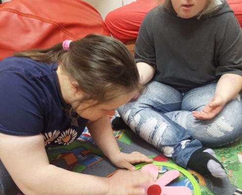 Schovávali Heidi dobrotky v kytičkách a ta je pak našla