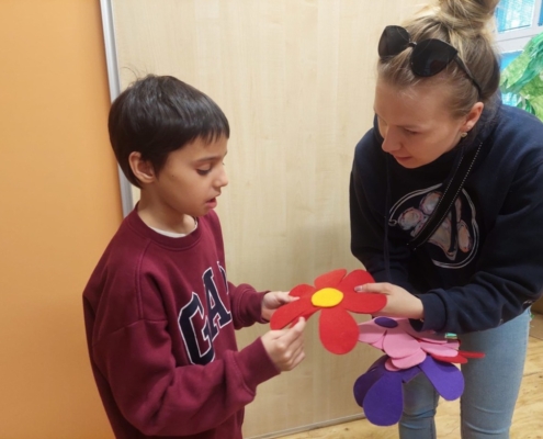 Schovávali Heidi dobrotky v kytičkách a ta je pak našla