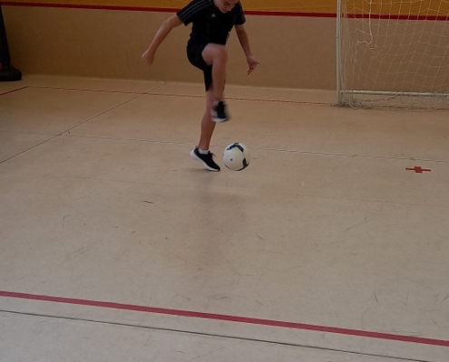 Za odměnu probíhal s tělocvik fotbalovým míčem