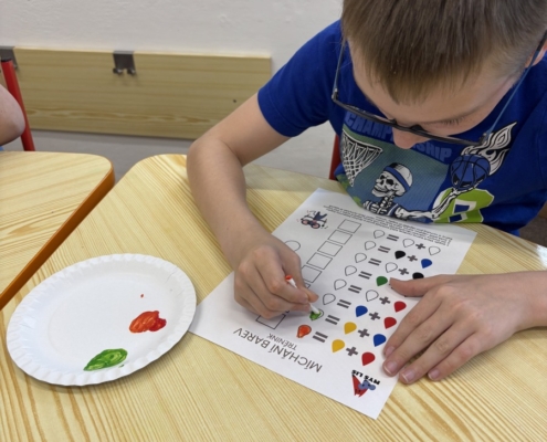 v sociálních dovednostech zkoušeli míchání barev dle návodu