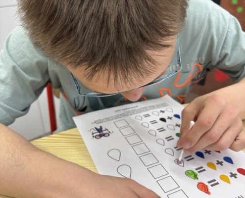 v sociálních dovednostech zkoušeli míchání barev dle návodu