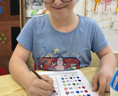 v sociálních dovednostech zkoušeli míchání barev dle návodu