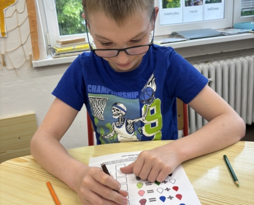 v sociálních dovednostech zkoušeli míchání barev dle návodu