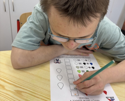 v sociálních dovednostech zkoušeli míchání barev dle návodu