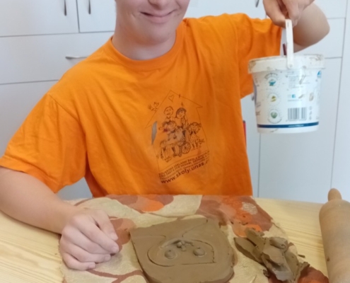 dnes vybarvili Pepu a Evičku, kdo minule chyběl, tvořil s hlínou