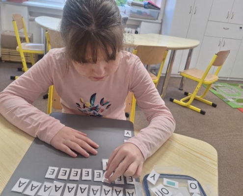 Výuka ve třídě C v tomto týdnu plná psaní, čtení, počítání, třídění